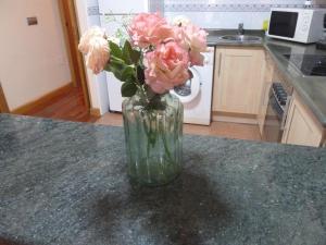 坎加斯-德奥尼斯La nueva Covadonguina的花瓶,在柜台上装满粉红色的花朵