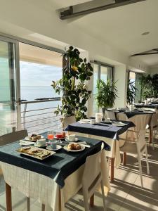 滨海库普拉Hotel Ideal的用餐室配有餐桌和食物