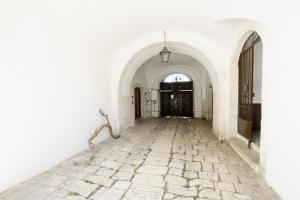 巴里三姐妹旅馆的一条空的走廊,有门和石头地板