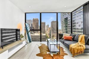 墨尔本Collins House - Melbourne Cbd Amazing view的带沙发和大窗户的客厅