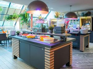 巴黎巴黎中心贝西诺富特酒店的餐厅内展示的自助餐点