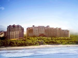 三亚三亚湾海居铂尔曼度假酒店(免税店折扣+水乐园 ）的享有城市及高楼和海滩的景色