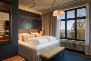 奥斯陆斯堪的克霍门科伦公园酒店的一间卧室设有一张大床和一个窗户。