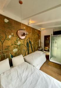 阿姆斯特丹BEAUTIFUL APARTMENT WiTH ASIAN STYLE BEDROOM NEAR RAI & CENTER的一间卧室配有两张床和壁画