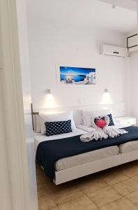 罗德镇Nautilus City Studios & Apartments的白色卧室配有一张大床,提供黑白枕头