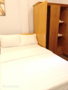 胡志明市102 House的一间卧室配有一张床和一个橱柜
