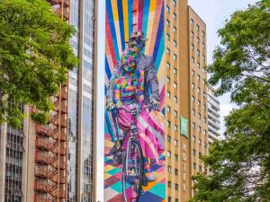 圣保罗圣保罗法利亚利马宜必思尚品酒店的建筑物上一个骑自行车的人的画