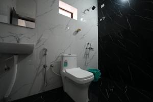 戈卡尔纳Borrbo Beach Hostel Gokarna的黑白浴室设有卫生间和水槽