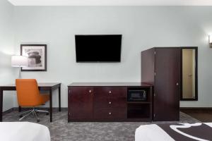 博尼塔斯普林斯北那不勒斯博尼塔温泉的拉金塔旅馆及套房的酒店的客房,配有书桌和墙上的电视