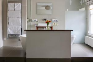 GoudhurstThe Goudhurst Inn的白色的浴室设有浴缸和水槽。