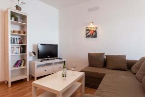 阿罗纳Cristianmar 3 - One Bed的客厅配有沙发和带电视的桌子