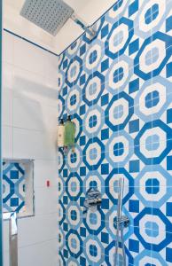 波西塔诺佛罗里达住宿酒店的浴室拥有蓝色和白色的瓷砖墙