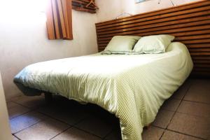 滨海阿热莱斯Maison rue de la paix Centre historique Argeles sur Mer的一间卧室配有一张大床和木制床头板