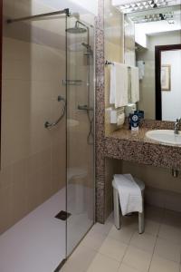 奥洛特里夫鲁威亚酒店的带淋浴和盥洗盆的浴室