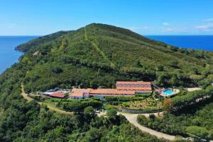 卡波利韦里卡珀蒂斯黛拉酒店的高山上度假村的空中景观
