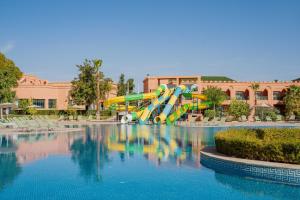马拉喀什Mogador Aqua Fun & Spa的公园内的水上滑梯,公园内设有游泳池