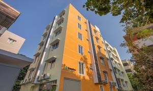 钦奈Treebo Tryst Vapr Ashok Nagar的橙色公寓大楼