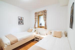 兹雷切Rogla Alpina Residence的一间卧室配有两张床和镜子