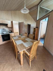 林多夫Feriendorf Klosterheide的厨房配有木制餐桌和椅子