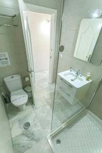 内尔哈Los Huertos de Nerja 6的浴室配有卫生间、盥洗盆和淋浴。