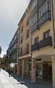 索里亚Apartamentos "El collado Suites" Soria Centro的城市街道上高高的建筑,带阳台