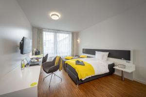 施韦青根城堡住宿加早餐旅馆的卧室配有黄色和白色的床和椅子