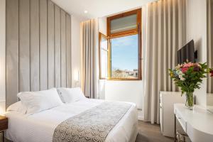 科孚镇贝拉维尼萨酒店的酒店客房设有床和窗户。