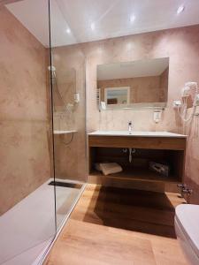 费尔登尼德萨赫森霍夫哈格斯酒店的一间带水槽和淋浴的浴室