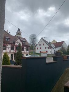 索嫩比赫尔Pension zur Sonnenalb的享有拥有房屋和教堂的城镇美景