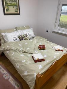拉克塔希Vikendica Leona的床上配有毯子和枕头