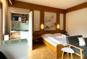 拉伊韦斯Hotel Garni Grüner Baum (Albero Verde)的小房间设有床和厨房