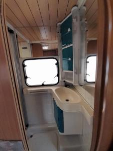 乌尔齐尼Kamping, trailer Molly的一间带水槽和镜子的小浴室