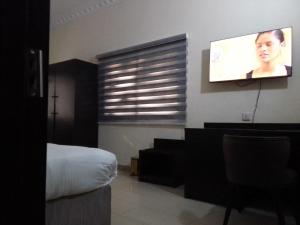 莱基st Theresers apartment B2的客房设有一张床和一台平面电视。