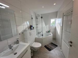 多特蒙德Zur schönen Aussicht I 90 m² I Idyllisch I Zuhause的白色的浴室设有卫生间和水槽。