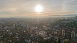 布拉索夫Casa Mureșan的日落时分的城市空中景观