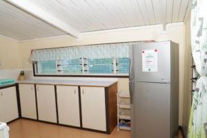 吉佐Gizo Lodge的厨房配有冰箱和窗户。