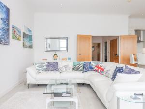 托基Bay Sea View的白色的客厅配有白色沙发