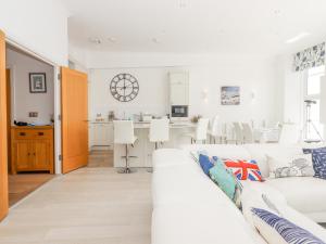 托基Bay Sea View的一间带白色沙发的客厅和一间厨房