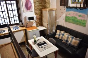 格拉纳达拉斯格隆德里纳斯德拉阿罕布拉公寓的客厅配有沙发和桌子