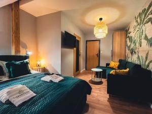 斯特日察Lubiński Resort的酒店客房,配有床和沙发
