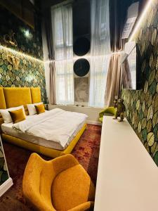 锡比乌Villa & Restaurant Levoslav House的一间卧室配有一张床和一张黄色椅子