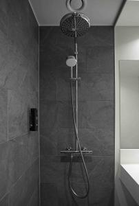 霍森斯Zleep Hotel Horsens的浴室内配有淋浴和头顶淋浴