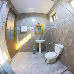 达累斯萨拉姆Velmont Hotel的一间带卫生间和水槽的浴室