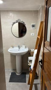 吉诺卡斯特Alva Room's的浴室设有白色水槽和镜子