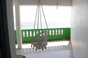PallipuramSeagreen Beach resort的海景客房的椅子