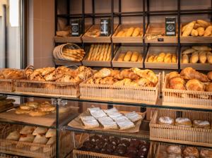弗尔萨尔Maistra Camping Porto Sole Pitches的面包店,面包里放满了各种面包
