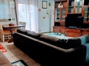 扎费拉纳-埃特内阿Etna apartments的客厅配有沙发和桌子