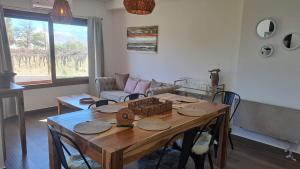 卡法亚特Alpine View Chalet Cafayate的客厅配有木桌和椅子