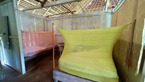 Puerto FrancoCampamento Txoko de Shapshico的客房设有两张双层床和蚊帐。