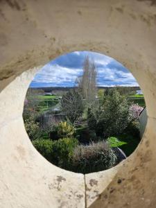 La DaguenièreRÃªve de Loire的透过圆形窗户可欣赏到花园美景